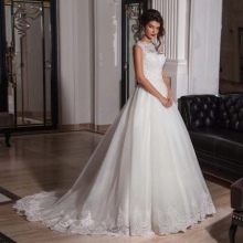 Gaun pengantin yang megah dari Reka Bentuk Kristal