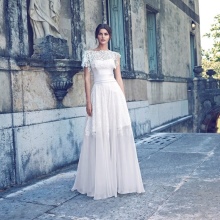 „Giuseppe Papini“ vestuvių suknelė yra paprasta