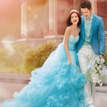 Blauwe trouwjurk met de bruidegom-outfit