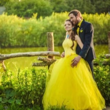 Váy cưới màu vàng với trang phục của chú rể