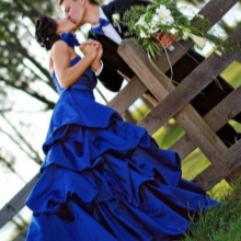 Blauwe bruidsjurk met de bruidegom-outfit
