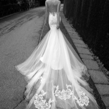 Bröllopsklänning med tåg och spets 2016 av Alessandra Rinaudo