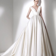 Gaun pengantin dari koleksi 2015 oleh Elie Saab dengan siluet