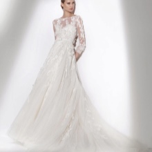 Vestuvių suknelė iš 2015 m. Kolekcijos, kurią parašė Elie Saab iš nėrinių