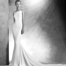 Vestido de novia al estilo minimalista de las Pronias 2016.