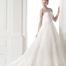 Великолепна сватбена рокля с перли от Pronovias