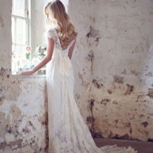 Vestido de novia de Anna Campbell con perlas.