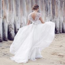 שמלת כלה מאוסף החתונה האחרונה של אנה קמפבל