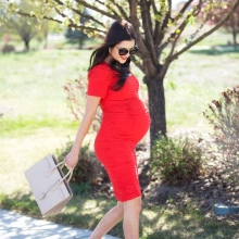Raudona suknelė nėščiai