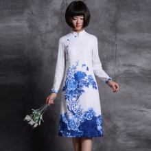 فستان أبيض صيني مع طباعة زرقاء