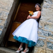 Vestido de novia con enaguas azules.