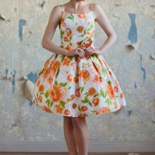 Kjole med oransjeutskrift