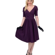 Purppura yksivärinen mekko 50-luvun tyyliin