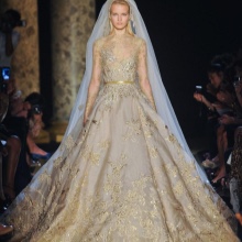 Gaun perkahwinan Baroque dengan sulaman emas