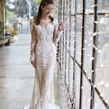 Vestido de novia con mangas transparentes.