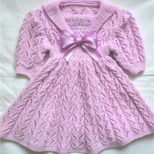 Rochie tricotată pentru fată cu mâneci de tricotat
