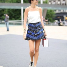Kort kjol-a-linje med sneakers för sommaren