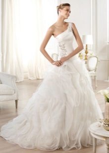 Gaun pengantin panjang dan indah