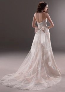 Gaun pengantin dengan membuka belakang dengan busur
