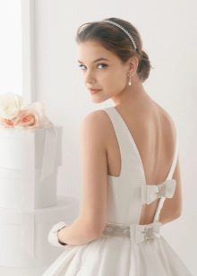 Gaun pengantin panjang dengan membuka belakang dengan busur