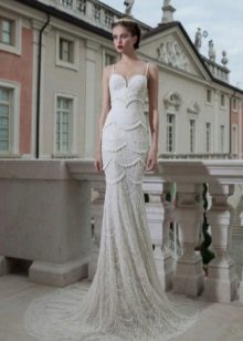 Gaun pengantin panjang dalam gaya avant-garde