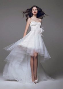 Gaun pengantin pendek dengan kereta api