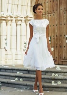 Vestido corto de novia en estilo retro.