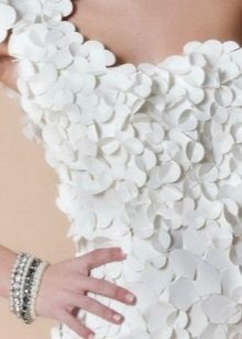 Papírové svatební šaty