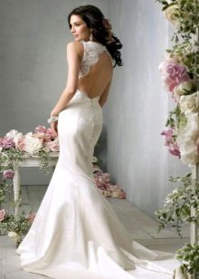 Gaun pengantin dengan trak belakang terbuka