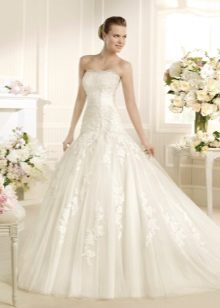 Gaun pengantin yang indah dengan renda