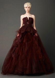 שמלת חתונה אדומה על ידי וונג