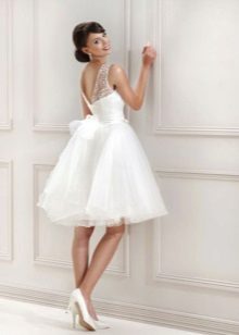 فستان زفاف قصير مع صد الدانتيل
