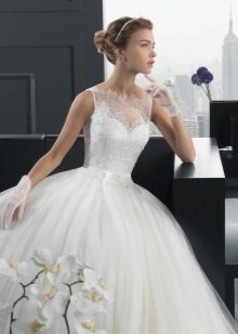 Υπέροχο γαμήλιο φόρεμα και κοντά γάντια