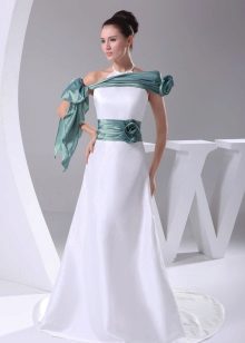 Baltoji vestuvių suknelė su žaliais akcentais