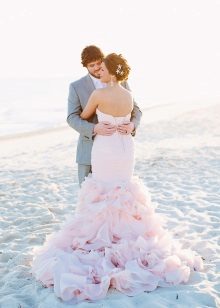 Váy cưới màu hồng bãi biển