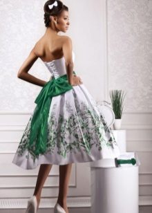 שמלת חתונה לבנה עם מבטאים ירוקים קצר