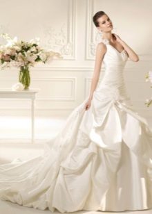 Gaun pengantin dengan pelekat mendatar pada korset