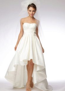 Vestido de novia con pliegues verticales.