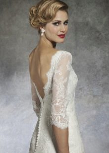 Gaun pengantin dengan v-leher di bahagian belakang