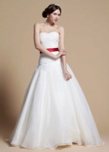 A-line svatební šaty s pásem