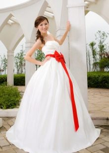 Magnifico abito da sposa con un fiocco scarlatto