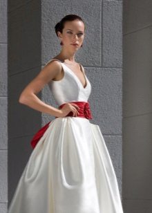 Puiki vestuvių suknelė su lanku dekoruota juosta