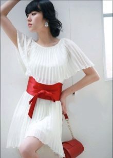 Gaun pengantin dengan tali pinggang merah pendek
