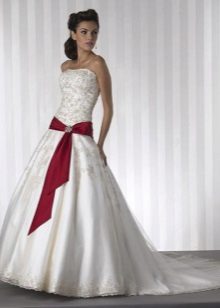 Gaun pengantin dengan reben merah di pinggul