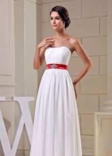 فستان زفاف مع حزام أحمر واسع وزخارف