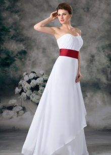 Vestido de novia con un ancho cinturón rojo.