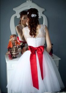 Llaç vermell per a un vestit de núvia curt