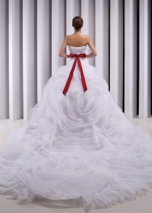 Magnífic vestit de núvia amb un tren i un arc vermell