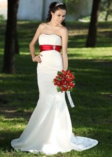 Váy cưới có đai rộng màu đỏ