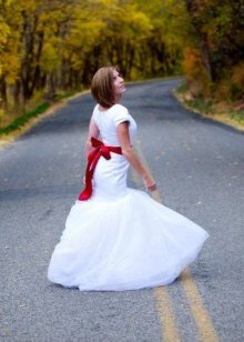 Къса сватбена рокля с бордо